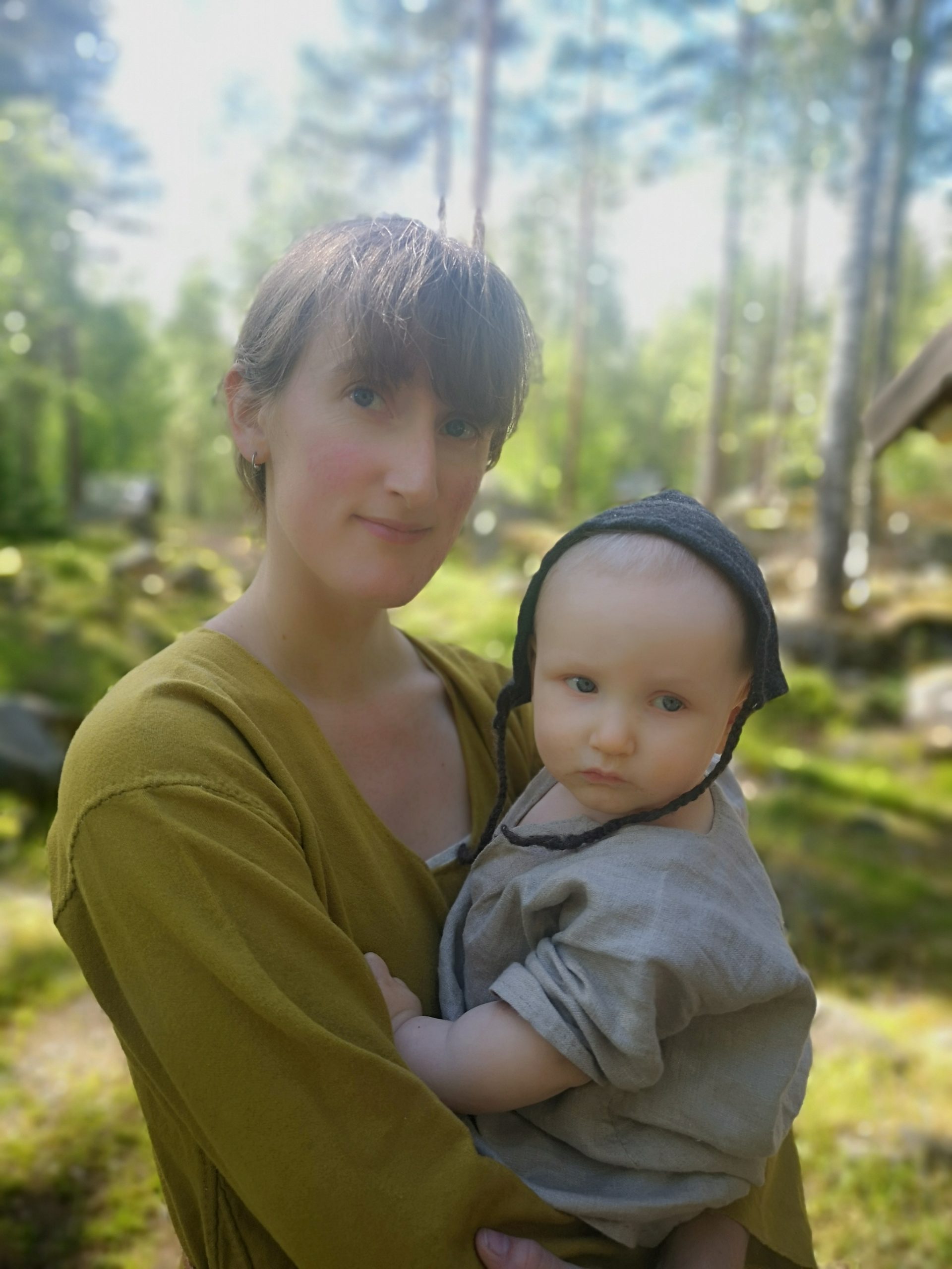 Sigrid med lilla Alvar i famnen.