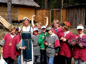 En skolklass som ser glad ut.