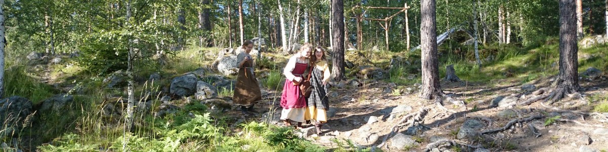 Vikingaflickor som går i skogen